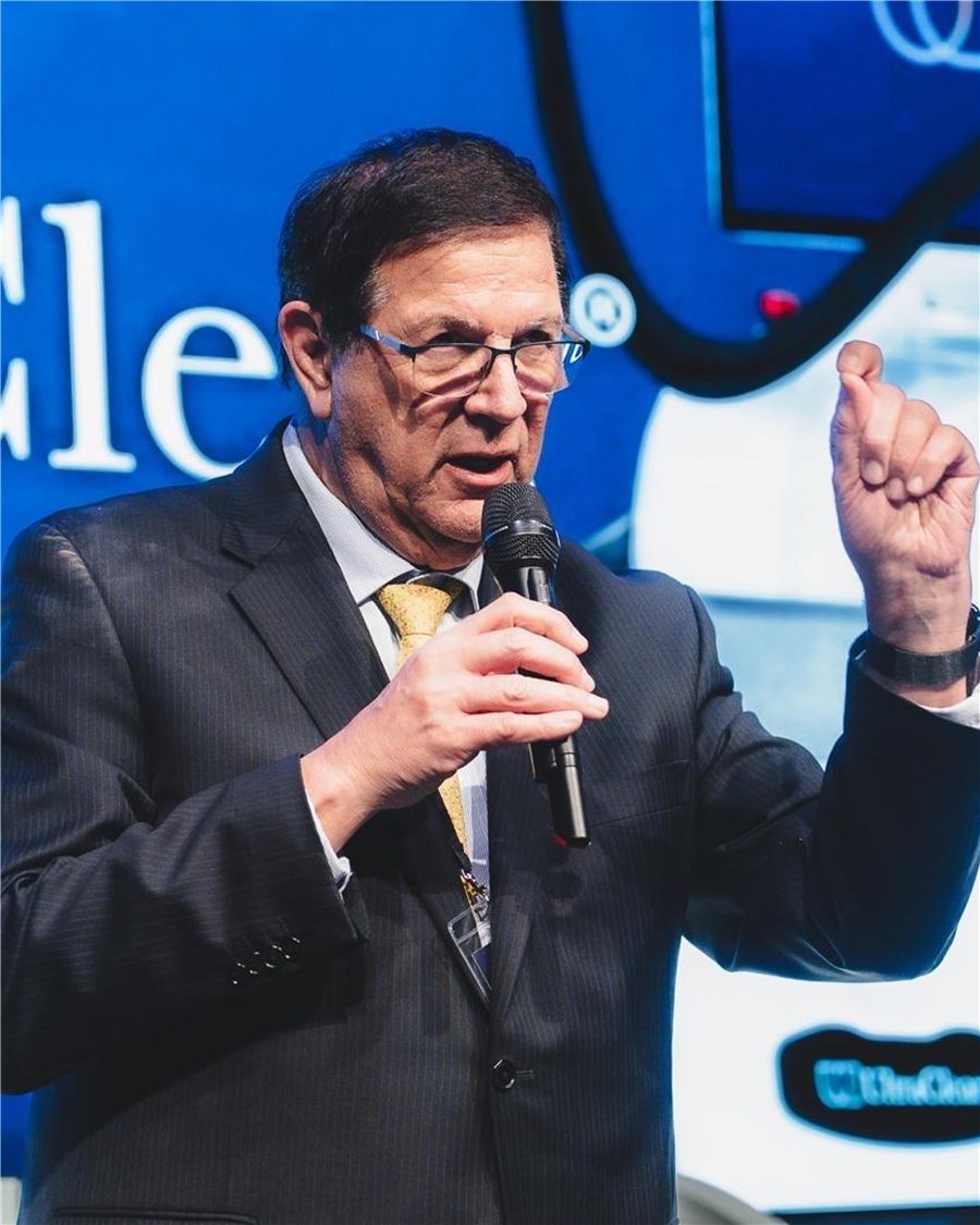 Shlomo Assa speaking on stage
